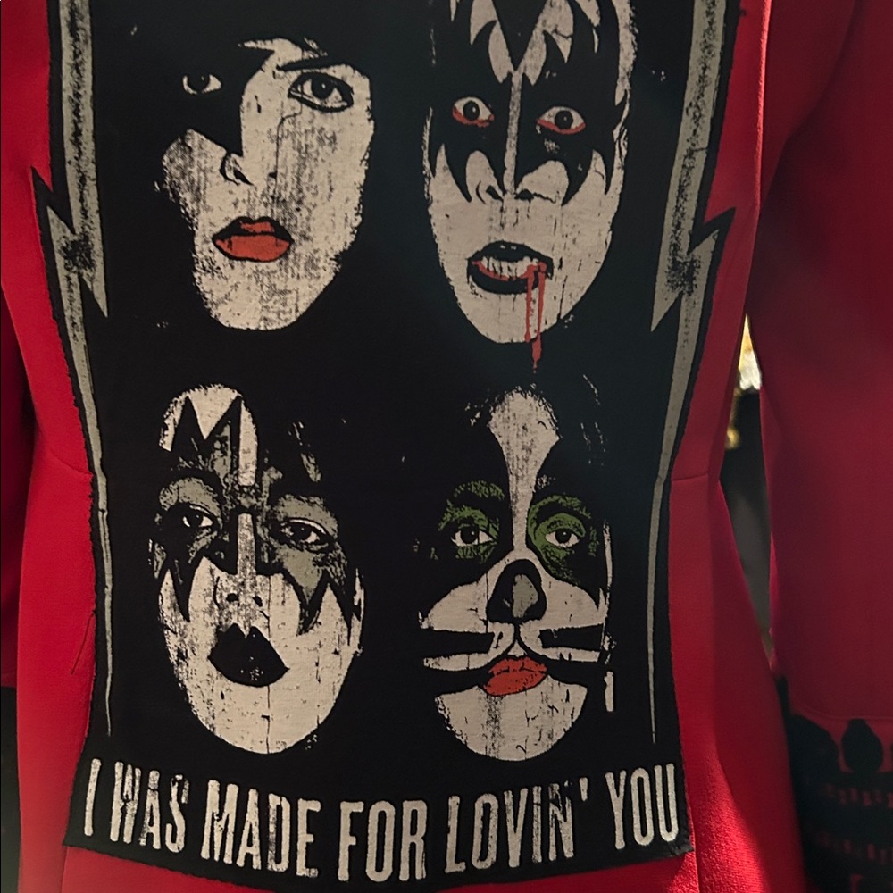 Handcrafted Kiss Coat - Picture 9 of 14